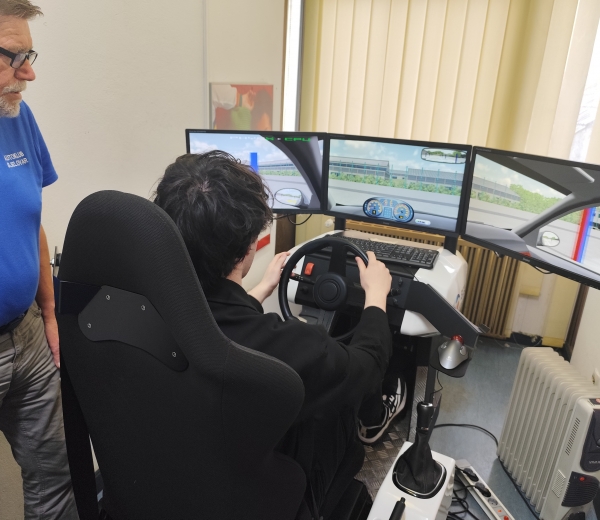 PROFESIONALNI SIMULATOR VOŽNJE PROFESIONALNI SIMULATOR VOŽNJE